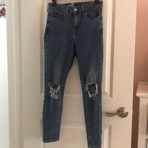 TOPSHOP JAMIE DISTRESSED LIGHT WASH JEANS